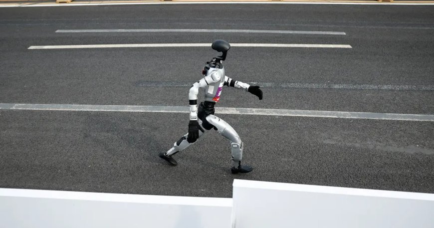 İnsansı robotlar koşu rekorunu 7 dakika farkla kırdı