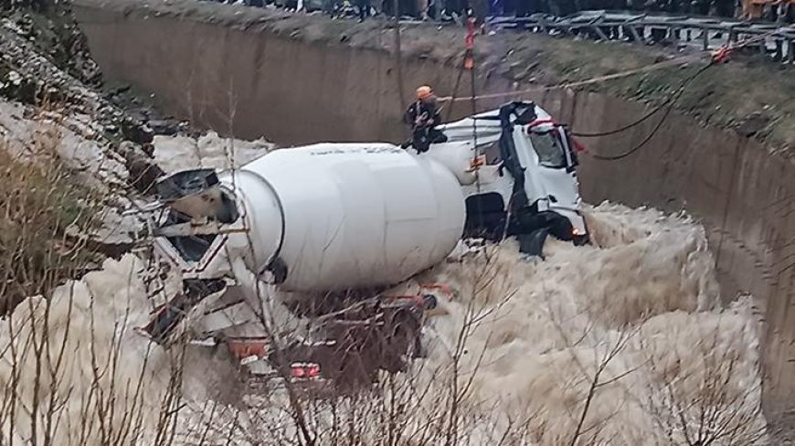 Beton mikseri dereye yuvarlandı! Akıntıya kaybolan şoförün cansız bedeni bulundu