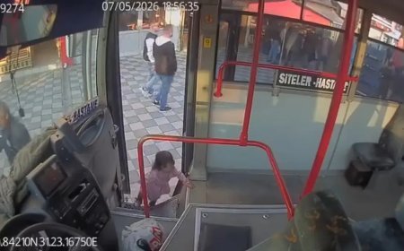Şoför ağlayınca fark etti. 2 yaşındaki çocuk emekleyerek halk otobüsüne bindi
