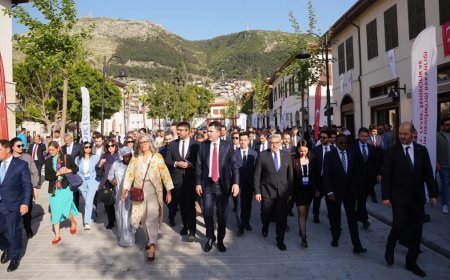 Bakan Kurum, yabancı konuklara Hatay'ı gezdirdi. "Asrın inşasını dünyaya gösterdik"