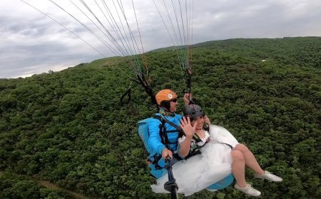 Gelinliği giyip yamaç paraşütü yaptı
