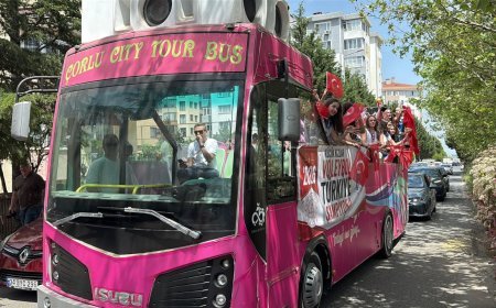 Şampiyon öğrencilerden üstü açık otobüsle şehir turu