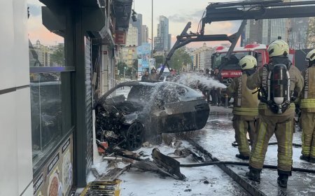 Şişli'de otomobil iş yerine girdi, 2 kişi yaralandı