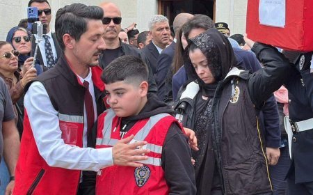 Şehit eşinin tabutunu omuzladı
