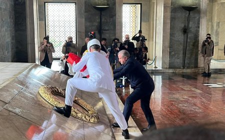 Bakan Bak, gençler ve sporcularla birlikte Anıtkabir'i ziyaret etti