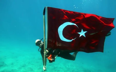 Deniz altında Türk bayrağı açtılar