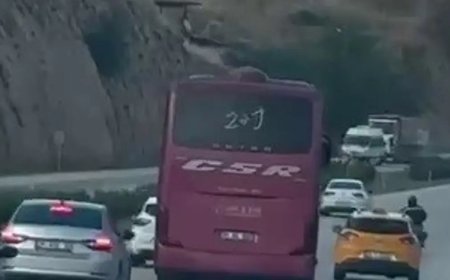 Kornaya basarak otomobilleri sollayan yolcu otobüsü, manevralarıyla korkuttu