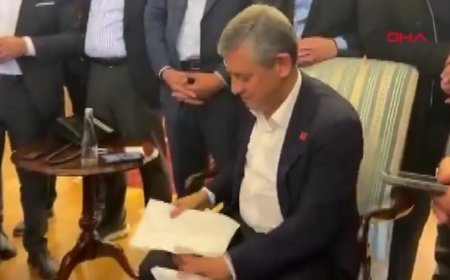 Özgür Özel, kendisine ulaştırılan tebligatı yırttı