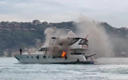 Bebek sahilinde tur teknesinde yangın