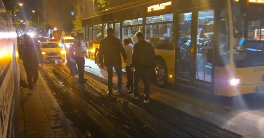 İnşaat demiri İETT otobüsünden içeri girdi. Kadın yolcunun ayağına saplandı
