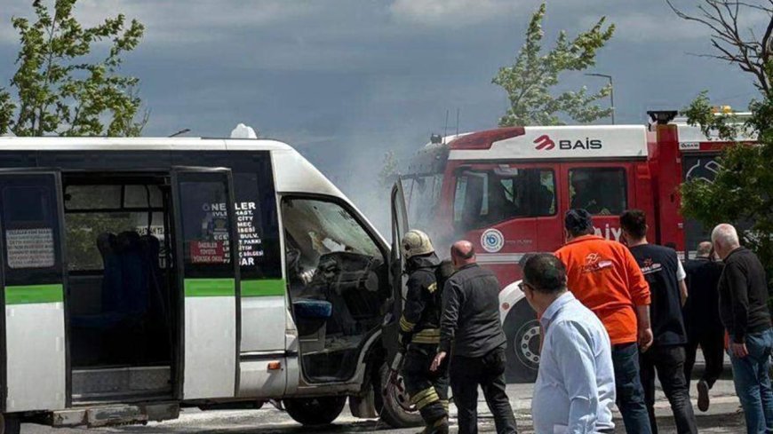 Seyir halindeki yolcu minibüsünde yangın