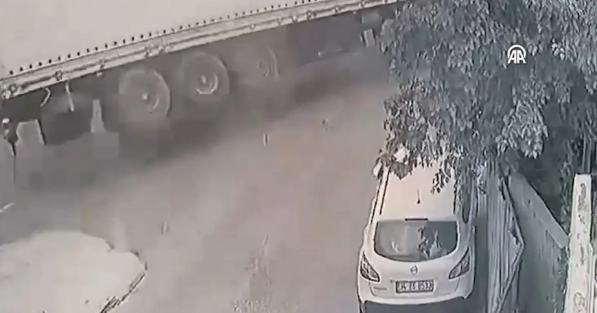 Korkunç kaza: Başakşehir'de devrilen tır 2 araca çarptı