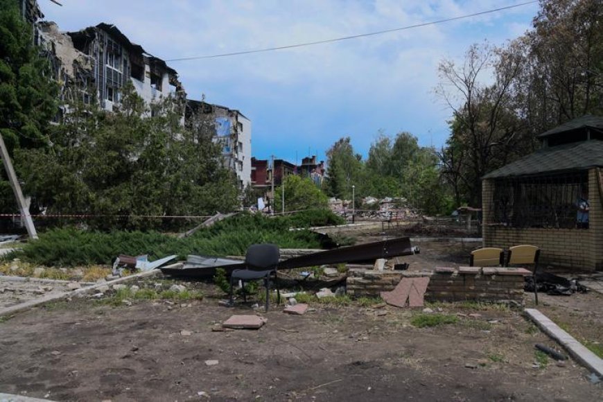 Rusya Luhansk bölgesindeki kolejin enkazını uluslararası basına gösterdi