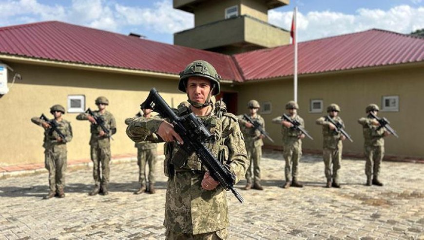 Vatan nöbetinde bayram coşkusu! Mehmetçik sınırın sıfır noktasında bayramlaştı