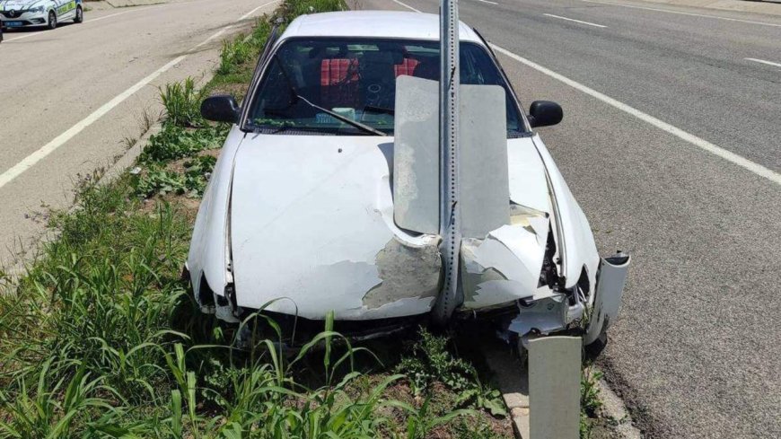 Yön tabelasına çarpan otomobilde sürücü ile eşi yaralandı