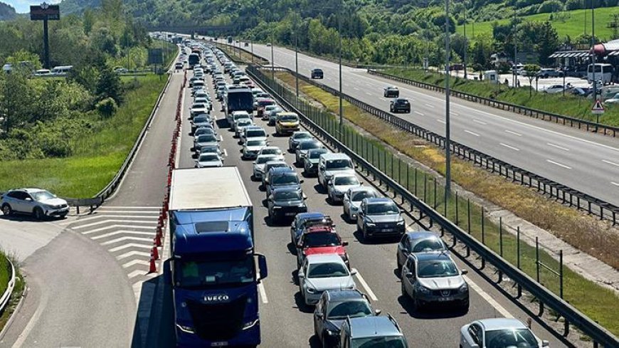 Tatilin son günü yollarda dönüş yoğunluğu sürüyor