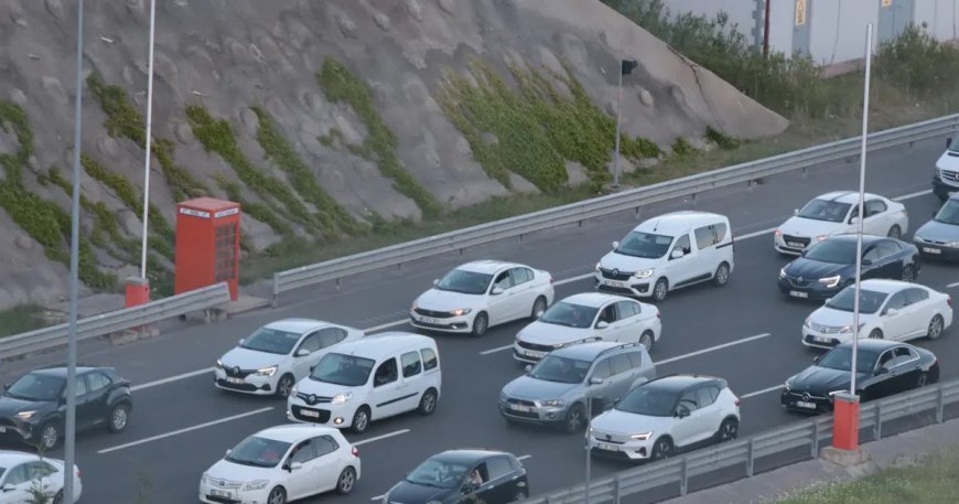 Tatilciler dönüş trafiği sürüyor. Yollar, otogar ve havalimanlarında yoğunluk