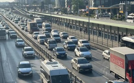 Tatil sonrası ilk sabah: İstanbul'da trafik dur kalk şeklinde ilerliyor
