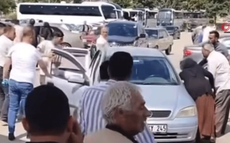 Aralarında husumet bulunan iki aile cenazade karşılaştı! 'Bu nasıl çatışma? Yat, yat, yat...'