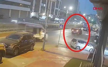 Otomobil, aydınlatma direğine çarptı; sürücü ve yanındaki kişi kaçtı