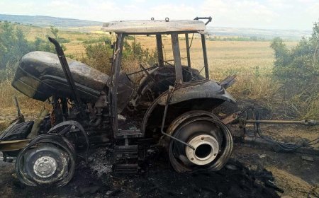 Tarlada alev alan traktör kullanılamaz hale geldi