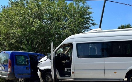 Yolcu minibüsü ile hafif ticari araç çarpıştı; 2 yaralı