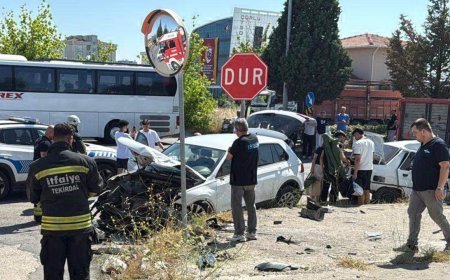 Çorlu'da iki otomobil çarpıştı; 2 yaralı