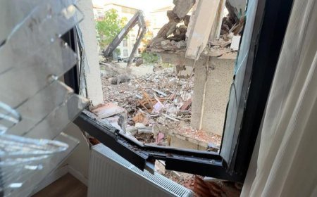 Yıkım kabusa döndü! Dev kolon komşu binayı delip dairenin içine girdi