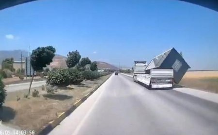 TIR'da yüklü konteyner, fırtınada düştü