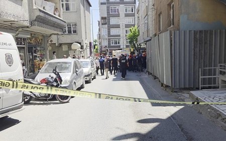 Küçükçekmece'de yıkımı yapılan binada kısmi çökme! Yaralılar var