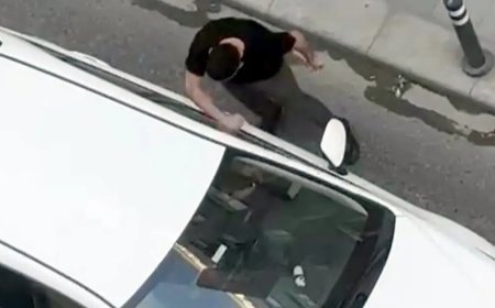 Kazaya neden olan sürücüye tepki; otomobile yumruk attılar