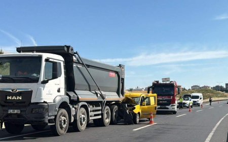 Hafif ticari araç kamyona çarptı; 2 yaralı