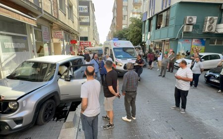 Sürücüsünün kontrolünden çıkan otomobil kahvehane duvarına çarptı; 1 yaralı