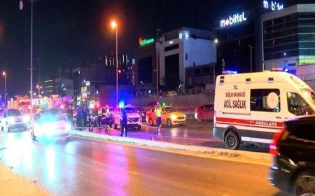 Bakırköy'de korkunç kaza! Elektrik direğine çarpan motosikletteki 2 kişi öldü