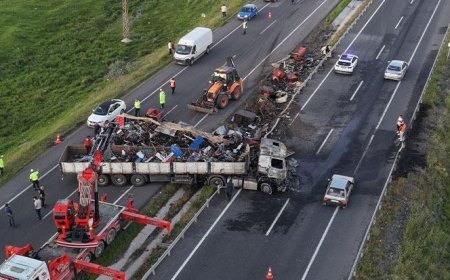 Erzurum'da bariyerlere çarpan tır alev aldı! Sürücü son anda kurtuldu