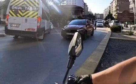 Önce motosikletlinin üzerine kırdı, sonra ters yöne girdi