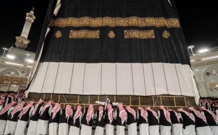 Kâbe’nin yeni örtüsü serildi! 8 saat özel olarak çalışıldı