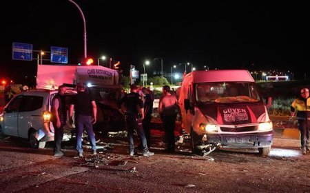 Niğde'de feci kaza! 3 aracın karıştığı zincirleme kazada 10 kişi yaralandı