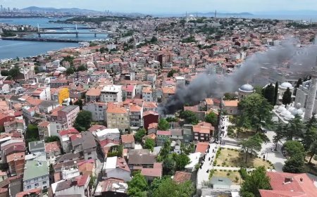 Balat'ta korkutan yangın. Dumanlar birçok yerden görülüyor