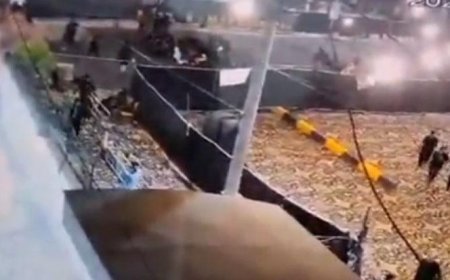 Pakistan’da bir araç camiye daldı! Ölü ve yaralılar var