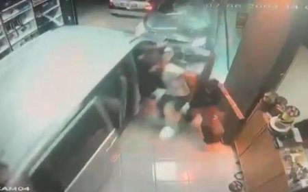 Korkunç kaza: Otomobil, oto aksesuar dükkanına daldı