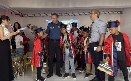 Tekirdağ Emniyet Müdürü Turanlı, öğrencilerin karne heyecanına ortak oldu