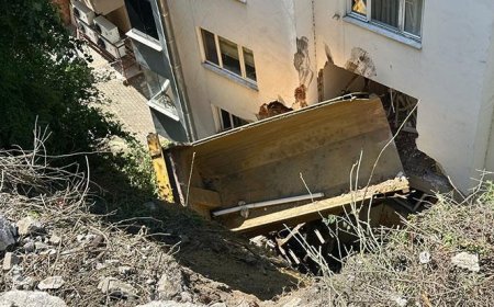 Akıllara durgunluk veren kaza! 20 metreden uçan kamyon apartmana saplandı