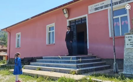 Okulun tek öğrencisi karnesini aldı