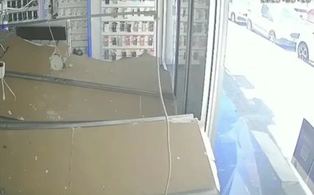 İş yerinin asma tavanı böyle çöktü