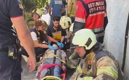 Kadıköy'de yıkımı yapılan bina çöktü; işçiler kurtarıldı