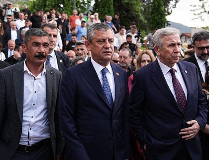 Özgür Özel ve Mansur Yavaş, Ferdi Zeyrek'in mevlit programına katıldı
