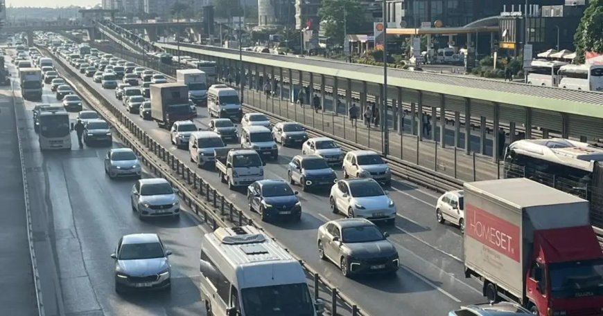 Tatil sonrası ilk sabah: İstanbul'da trafik dur kalk şeklinde ilerliyor