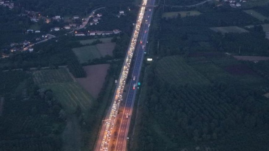 Bayram sonrası İstanbul yolunda trafik adım adım ilerliyor! Hız 20 kilometreye düştü