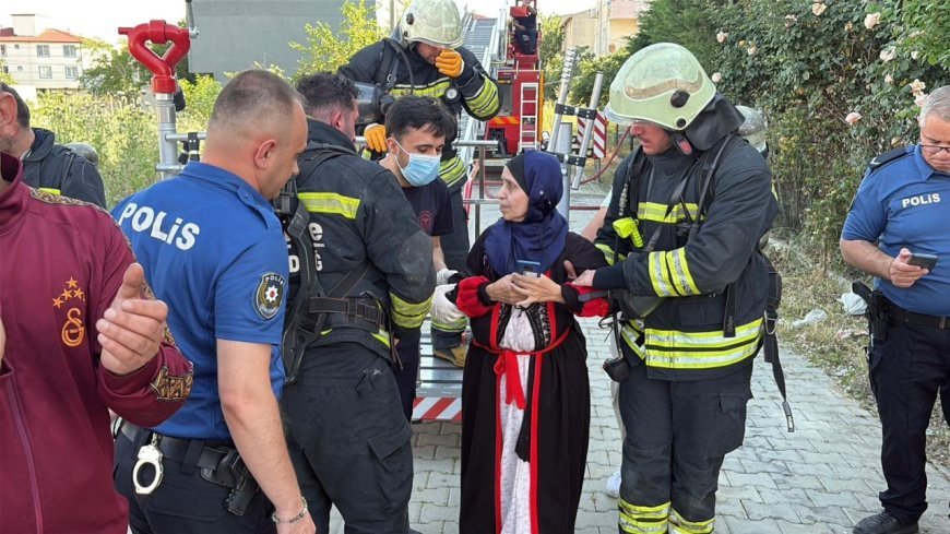 Tekirdağ’da apartman dairesinde yangın; mahsur kalan kadını itfaiye kurtardı